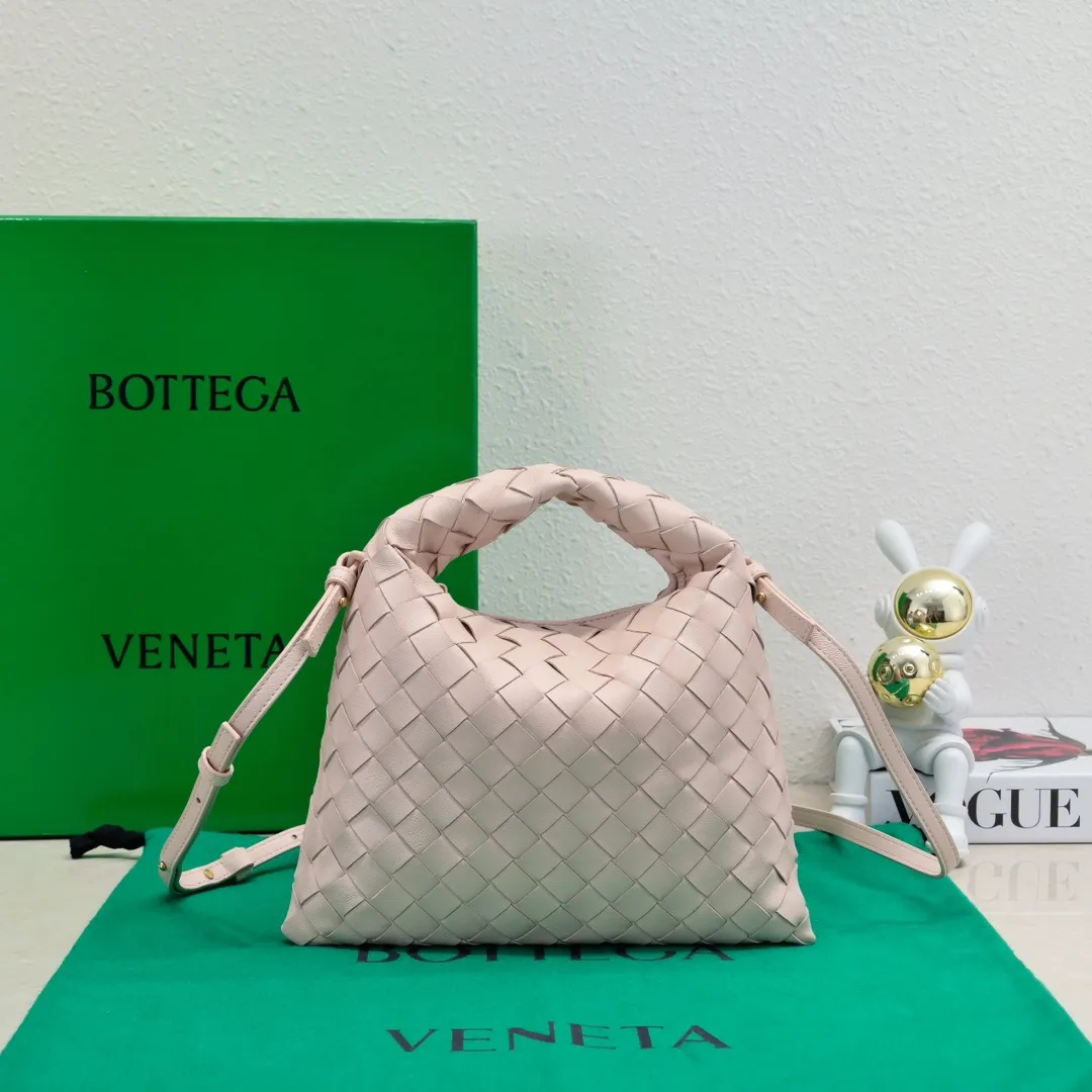 Batch 1400 BV 24 early spring new mini Hop has finally arrived! ! ! The small one is really exquisite and textured, and really shows off your temperament! ! ! Its shoulder strap is detachable, so it can be carried by hand or worn cross-body, which is really very practical! Moreover, the 15ProMax mobile phone can also be placed, so there is no need to worry about the problem of not being able to place the mobile phone. 📱 Style number: 7586# Size: 25.5*14.5*11cm